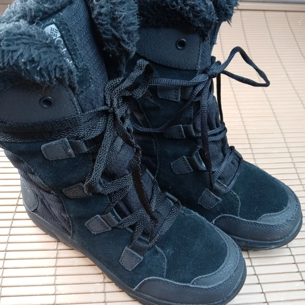 Columbia women's black suede faux fur waterproof lace up winter boots. Sz 6M. 16